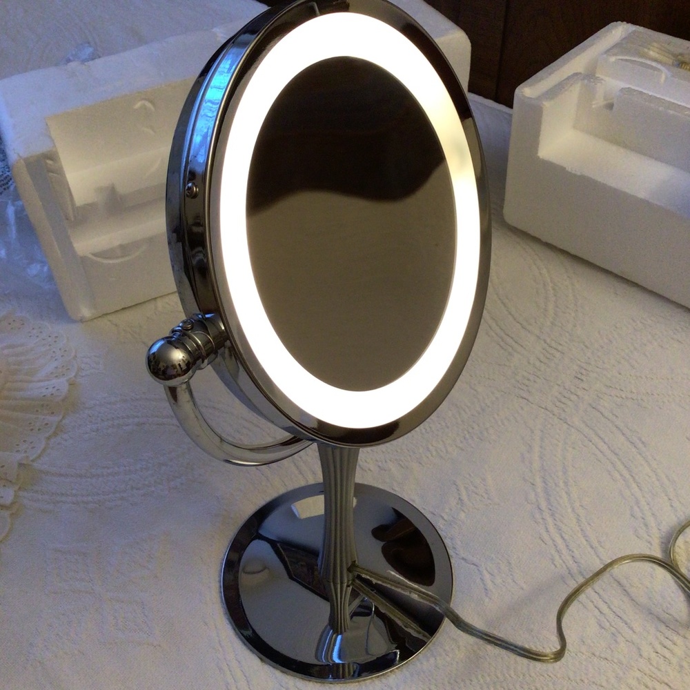 Magnifying stand mirror, lighted
